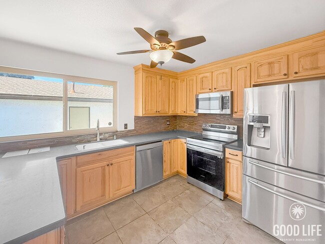 Foto del edificio - Modern 3BR/2.5BA Home with A/C and Attache...