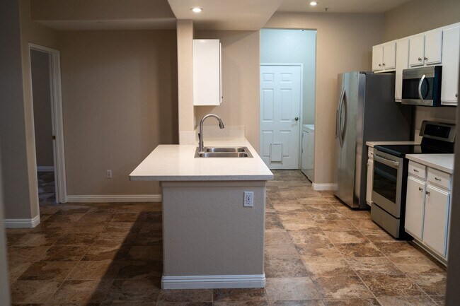 Foto del edificio - Ground floor spacious 2 Bedroom Condo near pool and gym