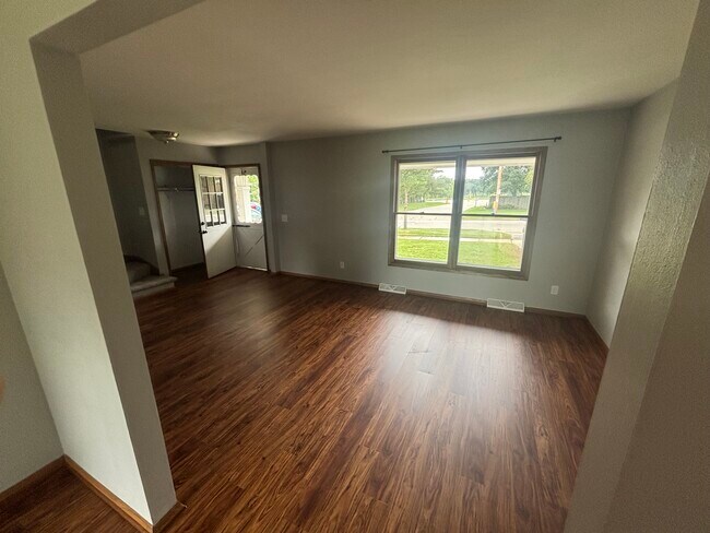 Sala de estar y recibidor - 700 E College Ave