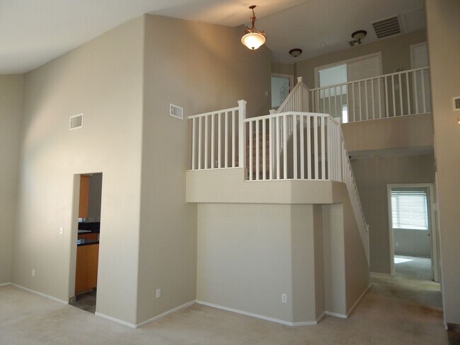 Foto del edificio - Gorgeous 3Bed/3Bath 2 Story home w/ office...