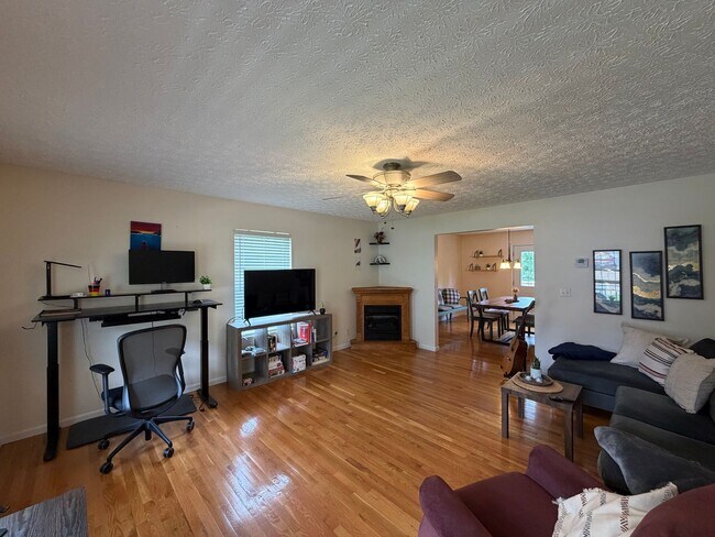 Building Photo - Fully Furnished Short Term Rental!