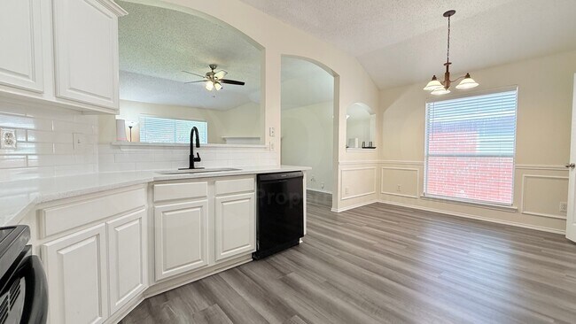 Foto del edificio - 9021 Rushing River Dr