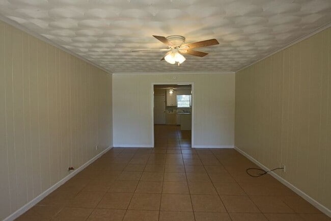 Building Photo - Spacious 2 Bed 1 Bath Duplex in Central Ty...