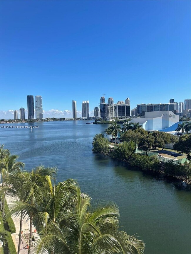 Foto del edificio - 3330 NE 190th St