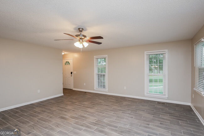 Foto del edificio - 2059 Old Flowery Branch Rd NE