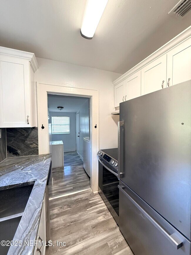 Foto del edificio - 4541 Woolman Ave