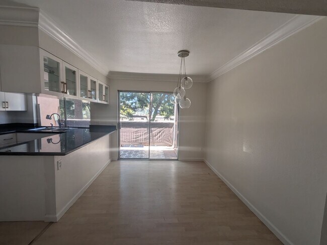 Foto del edificio - 7930 Mission Center Ct