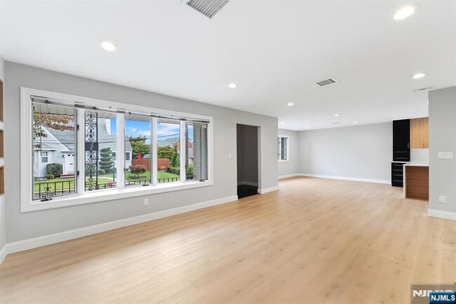 Building Photo - 15 Barnes Dr