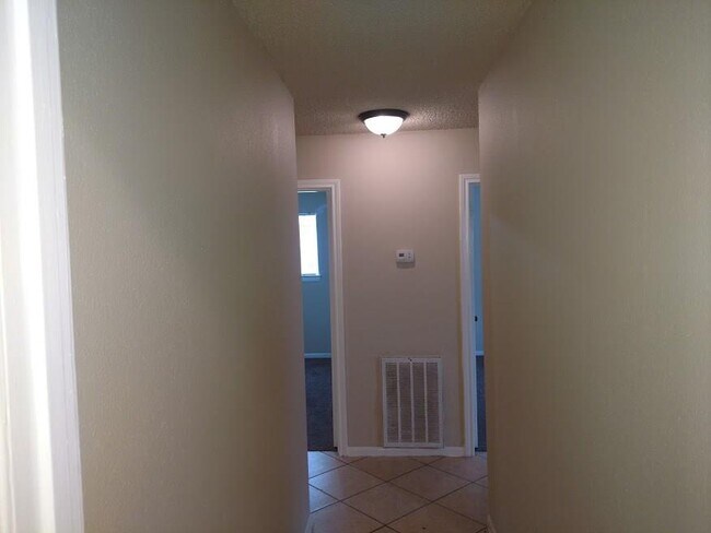 Building Photo - 515 International Village Dr