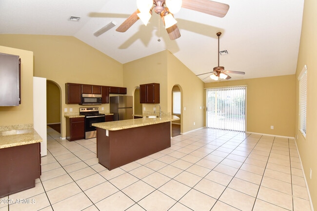 Foto del edificio - 3653 W Saragosa St