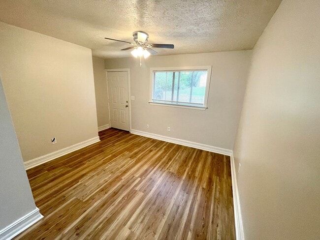 Foto del edificio - NEWLY RENOVATED! 2 Bed, 1 Bath Apartment f...