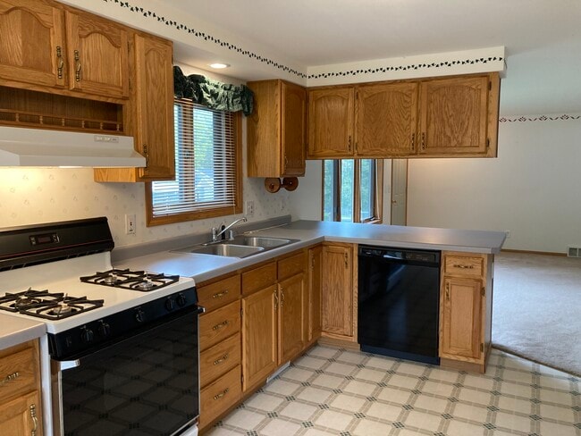 Kitchen - 4942 E Lakeview St