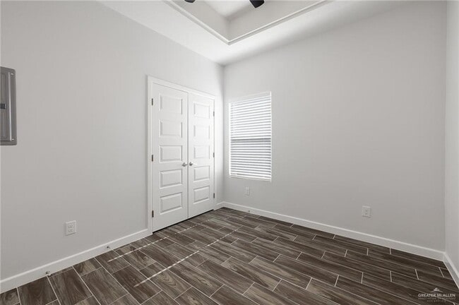 Foto del edificio - 30 Violet Ave W