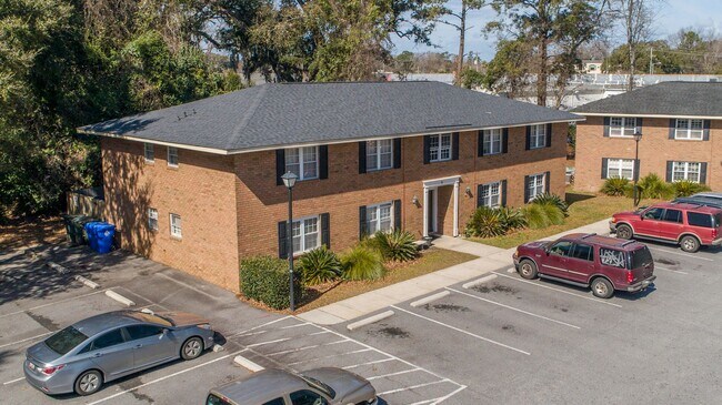 Building Photo - Traditional 1 Bedroom Apartment in West As...