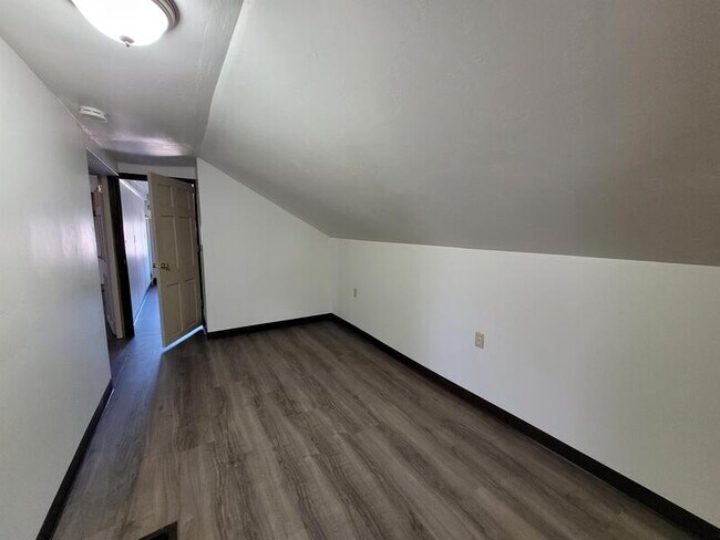 Building Photo - 913 9th Street