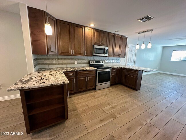Foto del edificio - 5243 E Windsor Ave