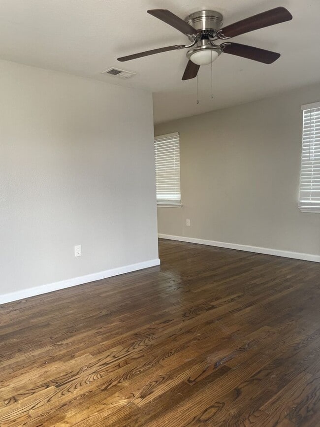 Building Photo - Reduced Deposit and Free Weeks! Updated 2BR w/ Granite Counters, Wood Floors & Prime Location Nea...