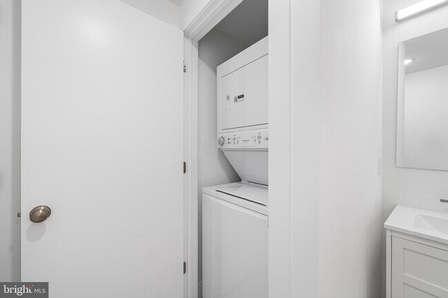 Building Photo - 4324 Lancaster Ave