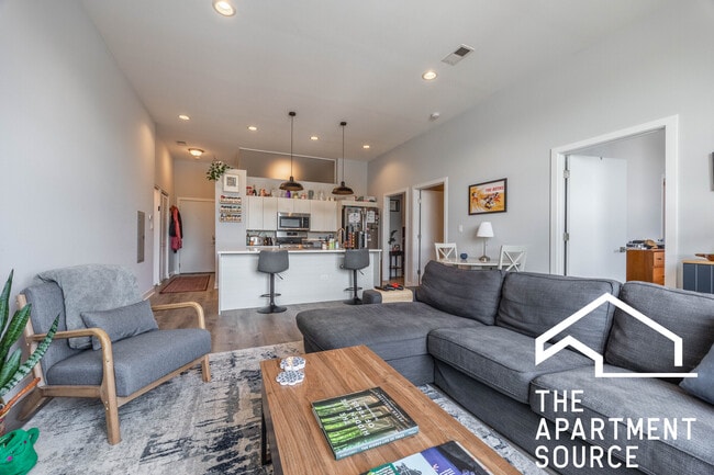 Building Photo - 2251 W Lawrence Ave