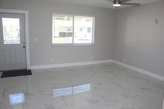 Foto del edificio - 2719 Peer Ln