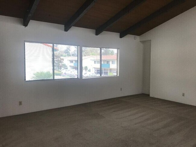 Building Photo - Villas West 2 Bedroom Condo - Available La...