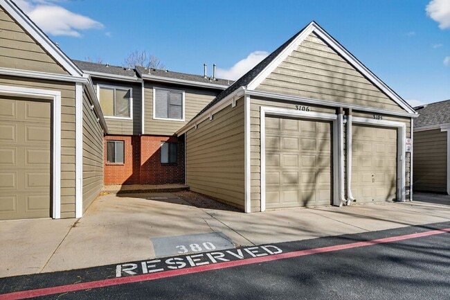 Foto del edificio - Two Bedroom Townhome W/ Garage!