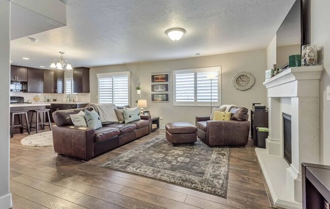 Foto del edificio - Charming 3-Bedroom Home with Fenced Yard, & Modern Comforts in Prime Pleasant Grove Location