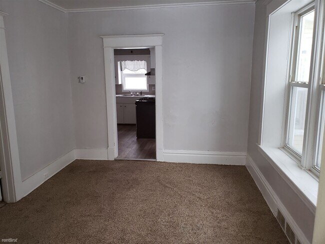 Building Photo - 2 br, 1 bath  - 119 Sutton St SW Upper unit