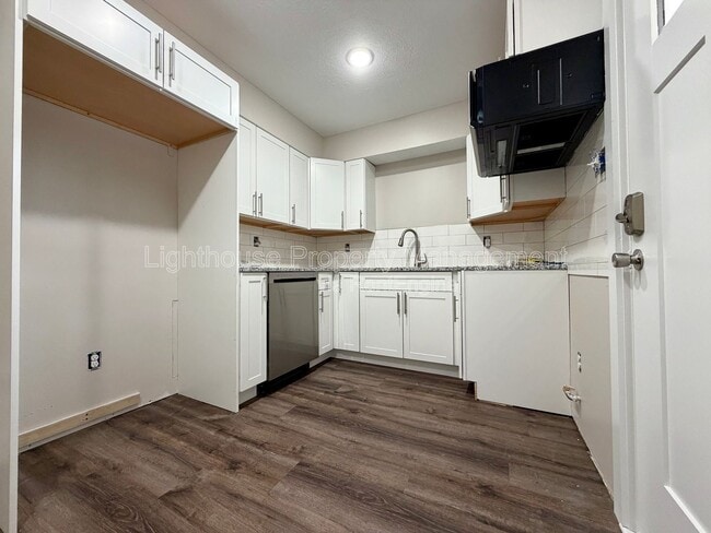 Foto del edificio - 2633 Woodward Ave SW