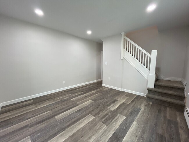 Foto del edificio - Freshly updated 3-bedroom, 1-bath twin hom...
