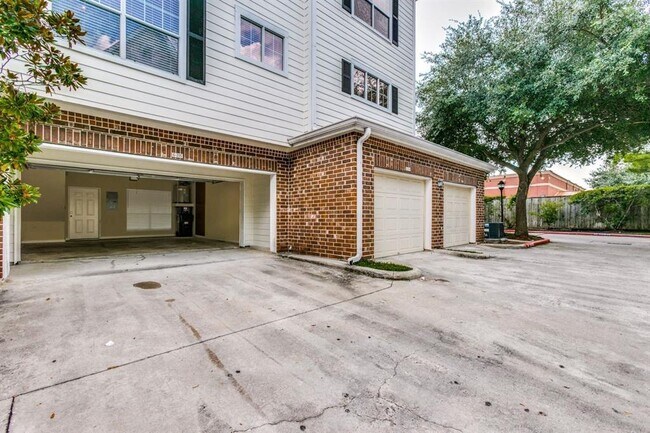 Building Photo - 9200 Westheimer Rd