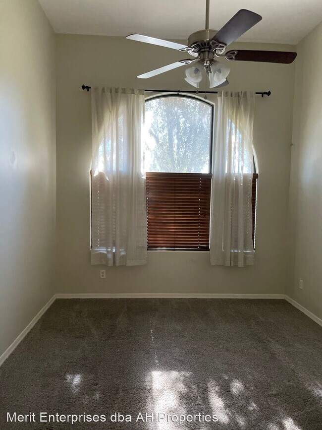 Building Photo - 3 br, 3 bath House - 150 N LAKEVIEW BLVD #15
