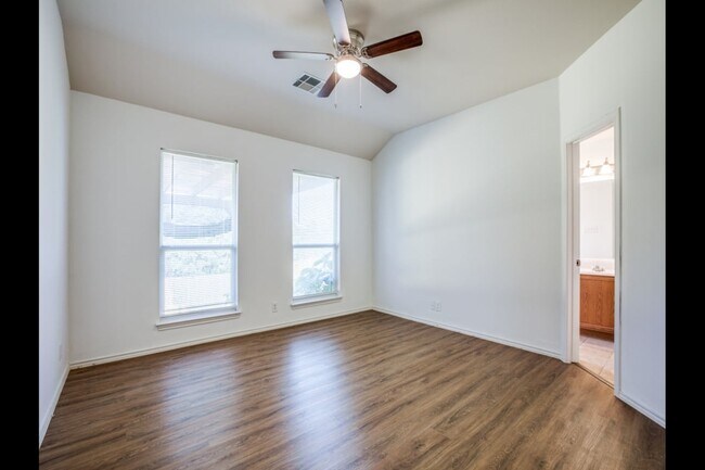 Foto del edificio - 319 Willow Grove Dr