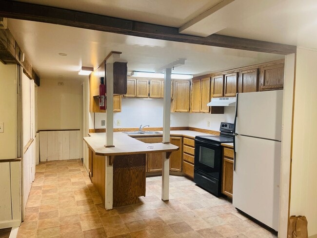 Building Photo - 2 Bedroom 1 Bath w/ Off Street Parking & Laundry