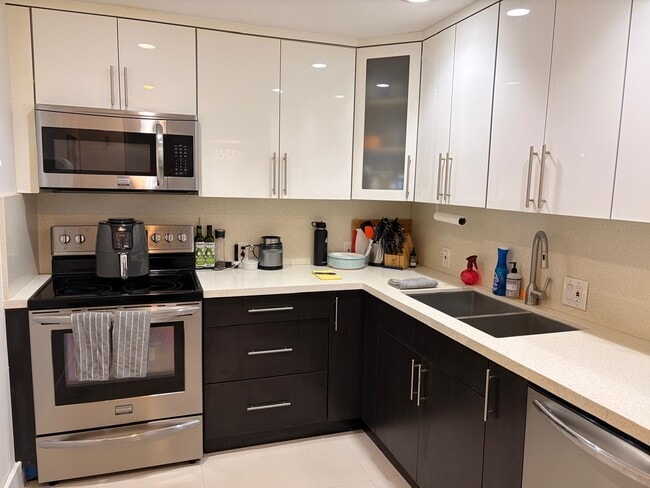 Building Photo - 3625 N Country Club Dr