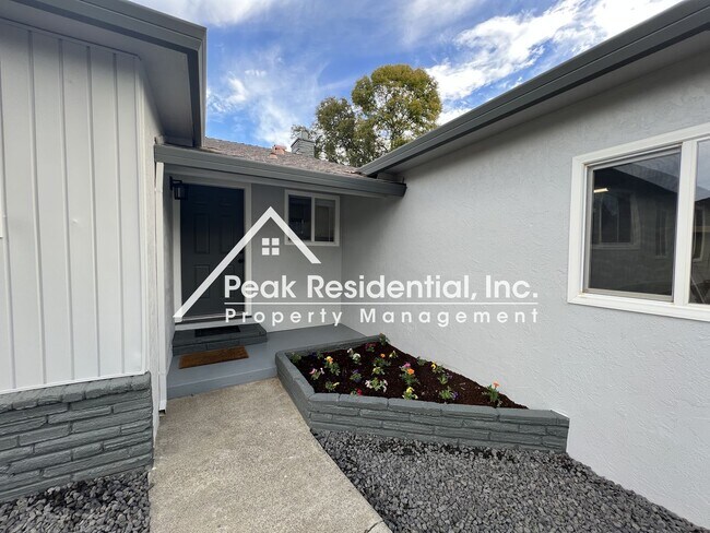 Building Photo - Beautifully Updated 3bd/2ba Home with 2 Car Garage!