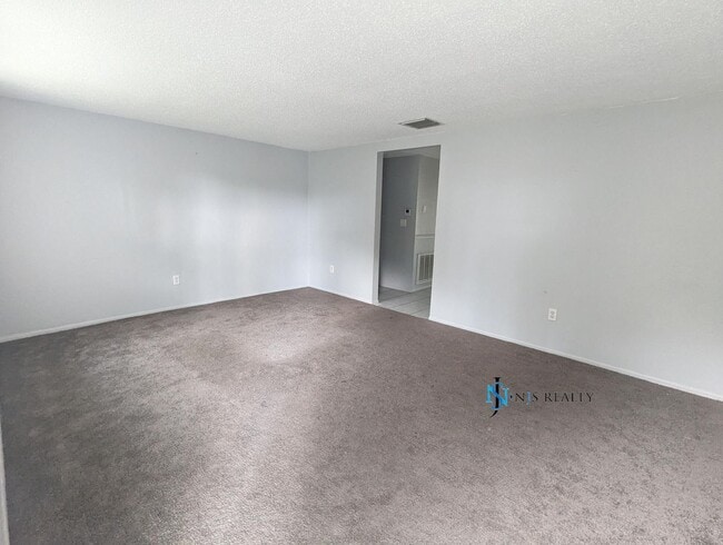 Building Photo - Recently updated 2/1 832sq ft home with re...
