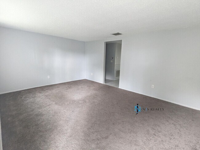 Foto del edificio - Recently updated 2/1 832sq ft home with re...