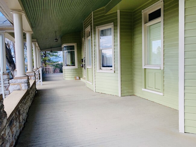 Huge shared front porch - 538 E Market St