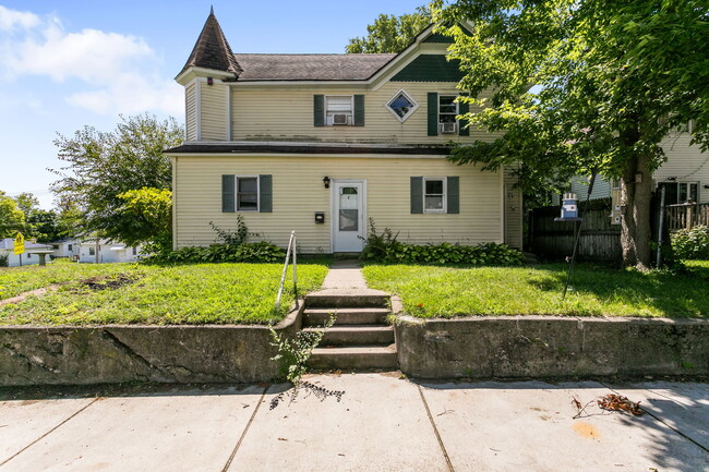 Building Photo - 303 W Lawrence St