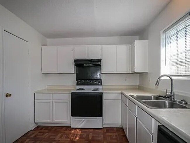 Building Photo - 4-bedroom home!