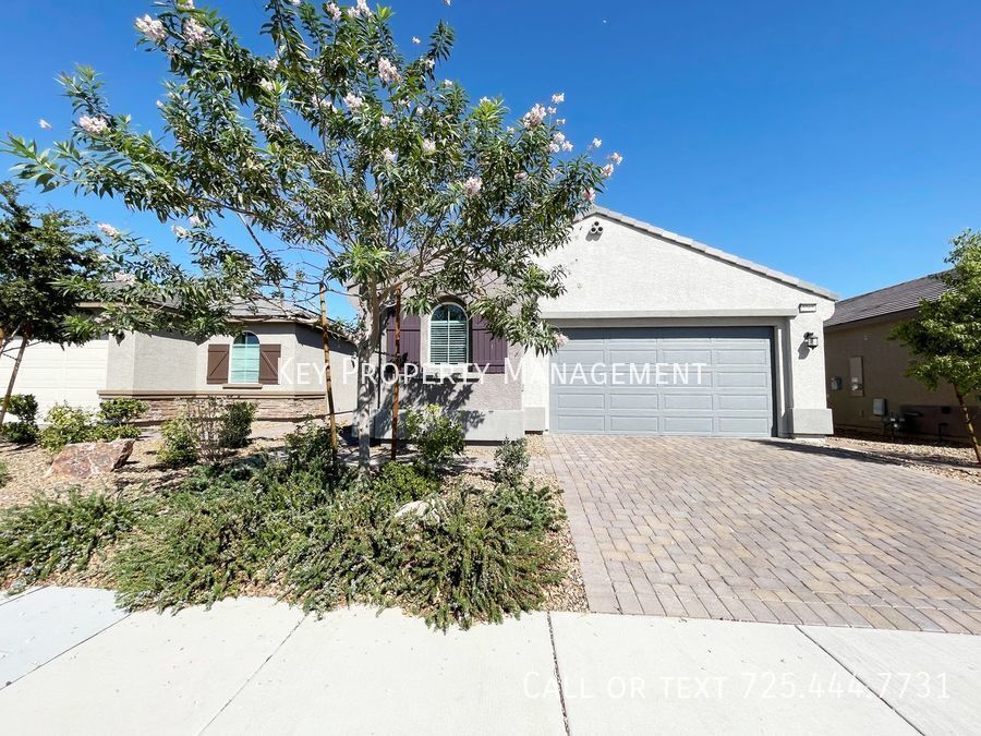 Foto principal - Newer 3 Bedroom 3 Bath Single Story Multi ...