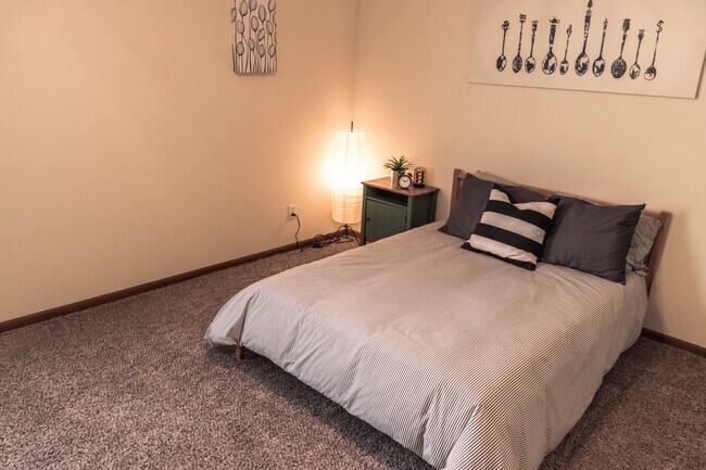 Building Photo - 170 E Old Plank Rd