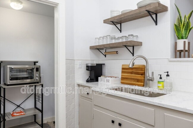 Foto del edificio - 110 E Craig Pl