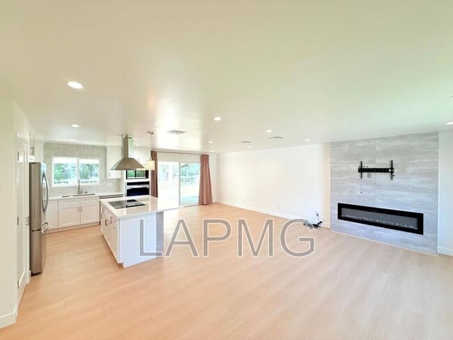 Building Photo - 10839 Fellows Ave