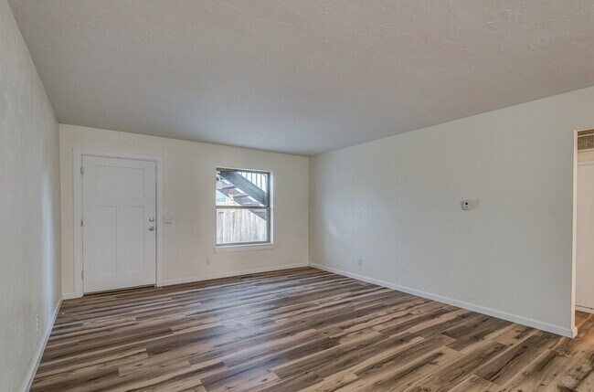 Building Photo - 214 W Maple Ave