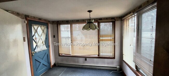 Building Photo - Single Family 2 bedroom with large yard