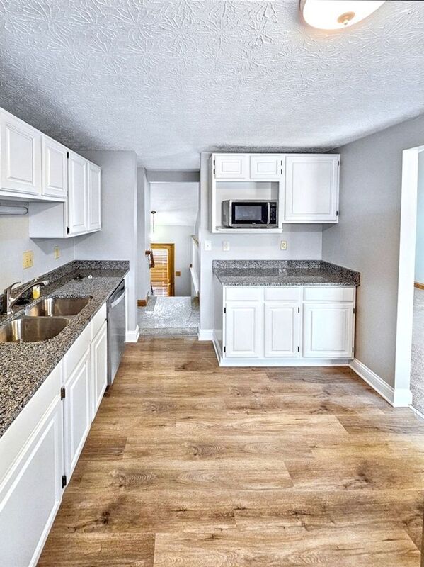 Foto del edificio - 7847 Blackwillow St