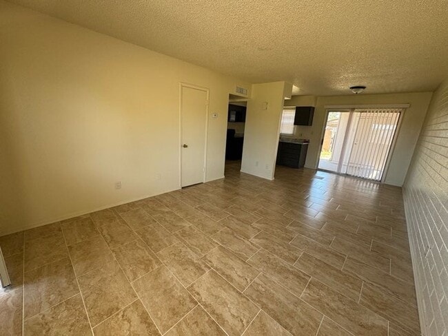 Building Photo - Holiday Gardens Townhome