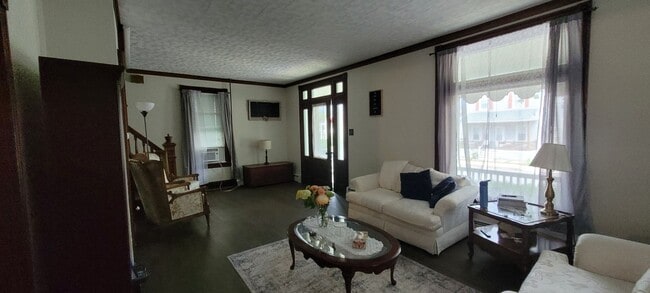 Building Photo - 4 Bedroom 1 bathroom home located in Leola PA